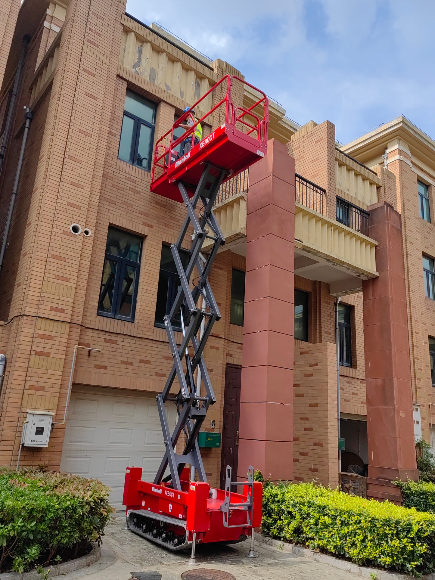 XE-CT Series Crawler Type Scissor Lift